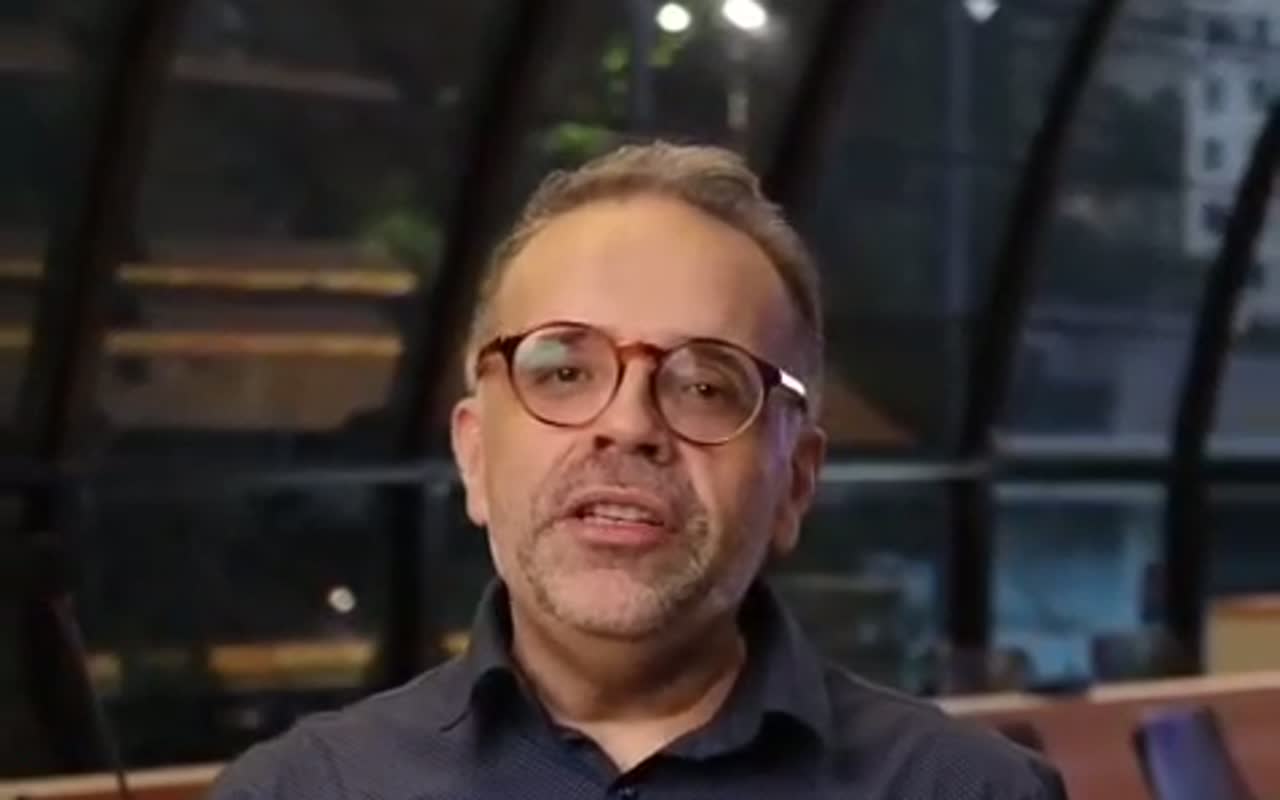 Vídeo de Neander Souza palestrando sobre IA aplicada ao franchising