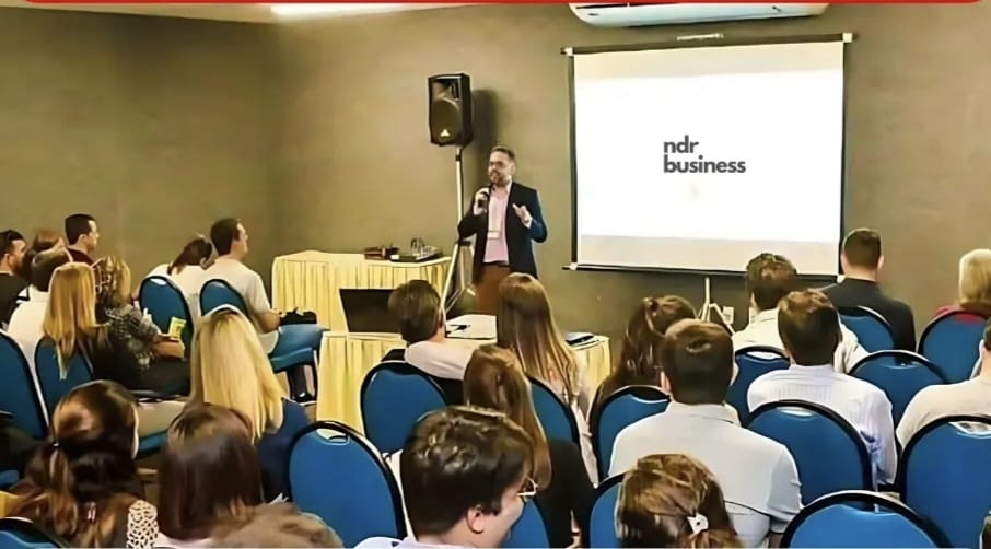 Neander Souza em workshop NDR Business com plateia de empresários