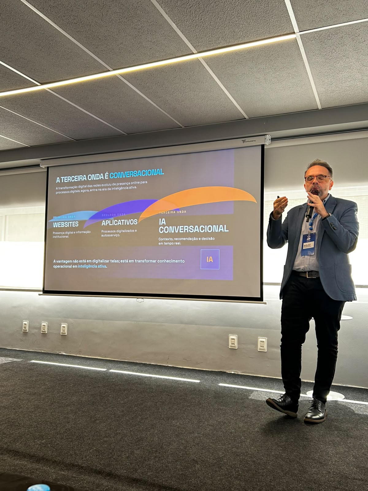 Neander Souza em treinamento sobre a terceira onda da IA conversacional no franchising
